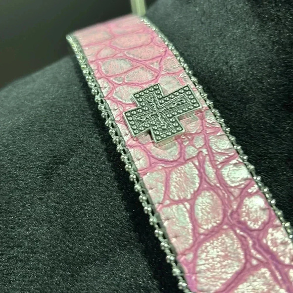 Nocona Genuine Leather lining, pink croc pattern,silver/rhinestone cross buckle - Picture 3 of 11